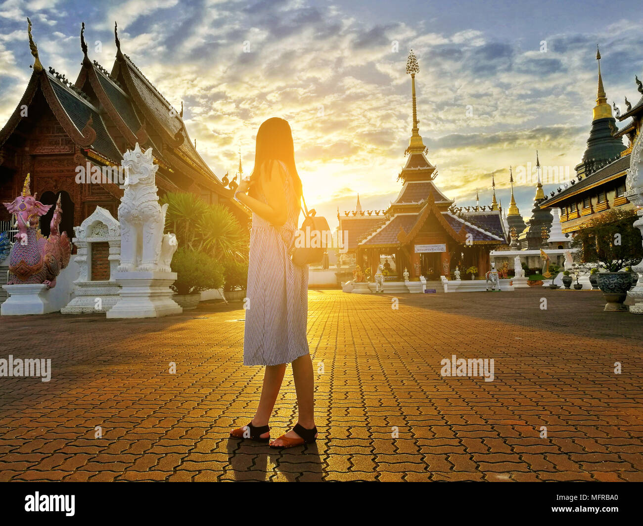 Giovani asiatici donna turistica esplora Wat Ban Den tempio Buddista situato in provincia di Chiangmai, Thailandia Foto Stock