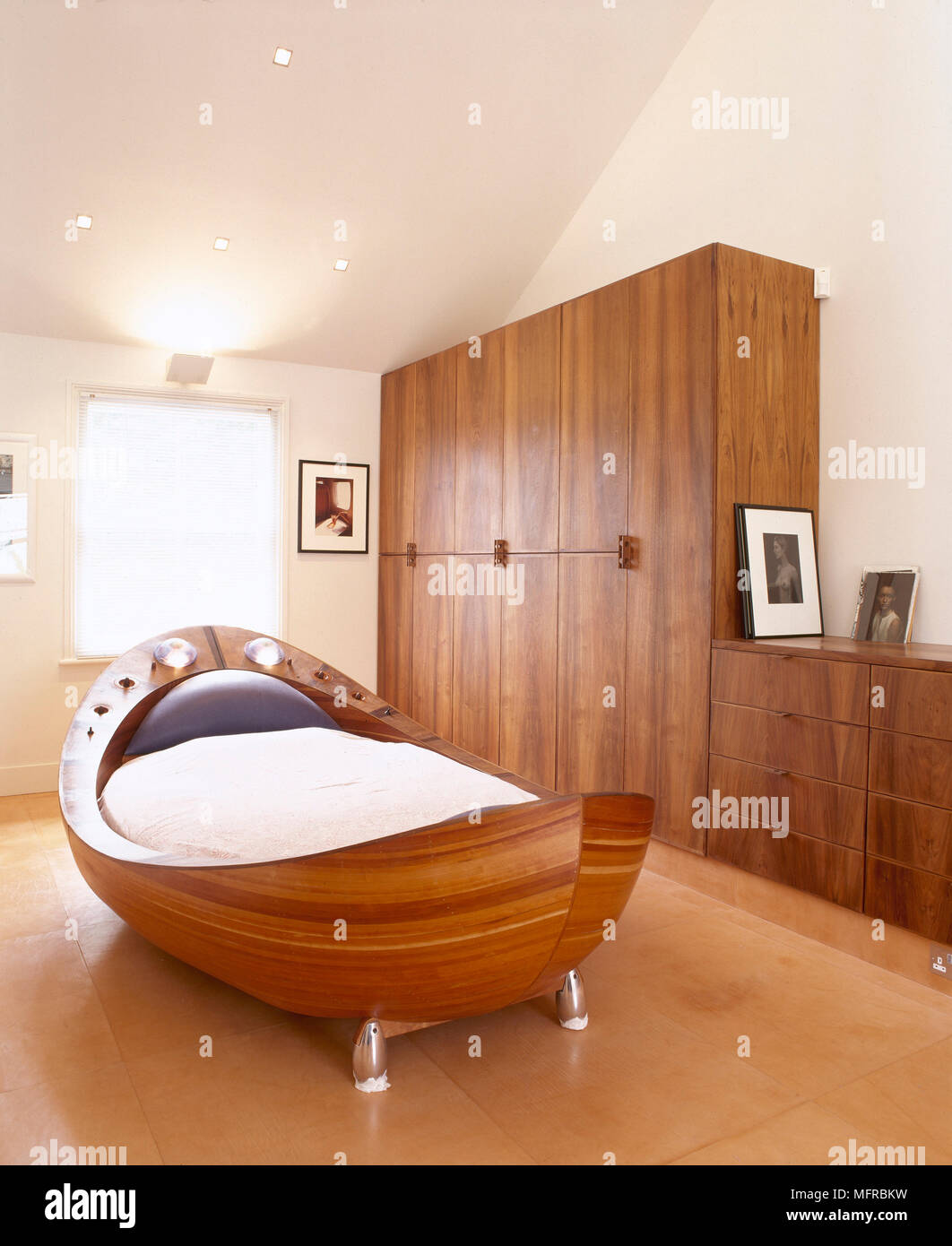 Camera moderna con la barca di legno letto sagomato Foto stock - Alamy