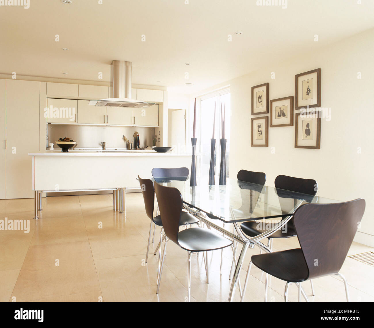 La Cucina E La Zona Pranzo Con Un Tavolo In Vetro E Sedie In