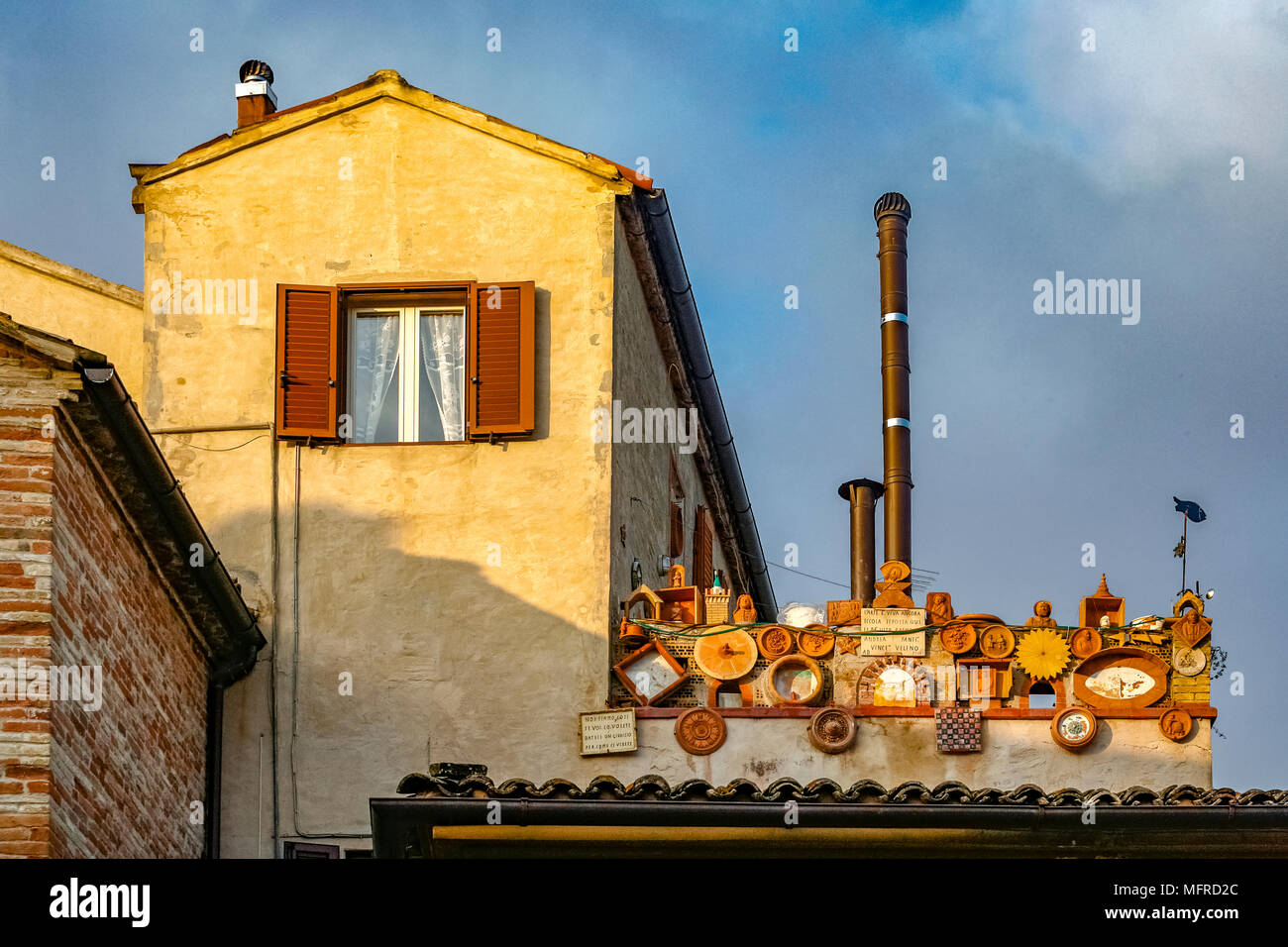 Italia Marche Recanati: Mostra Artistica su una casa in centro storico Foto Stock