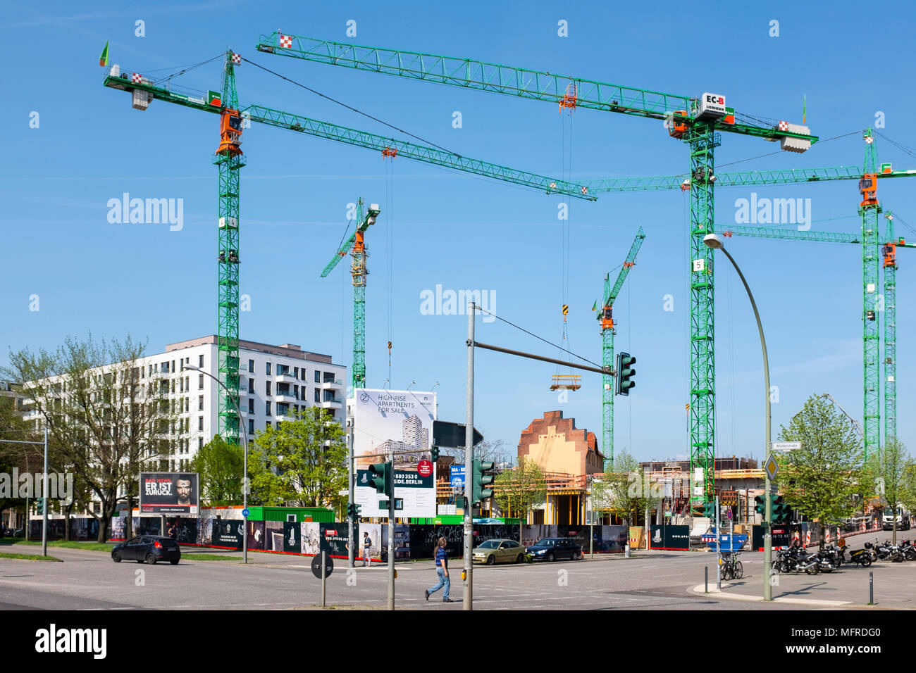 Nuovo lusso ad alto edificio di appartamenti (capovolto) in costruzione accanto a East Side Gallery di Friedrichshain di Berlino, Germania. Lo sviluppo di proprietà Foto Stock