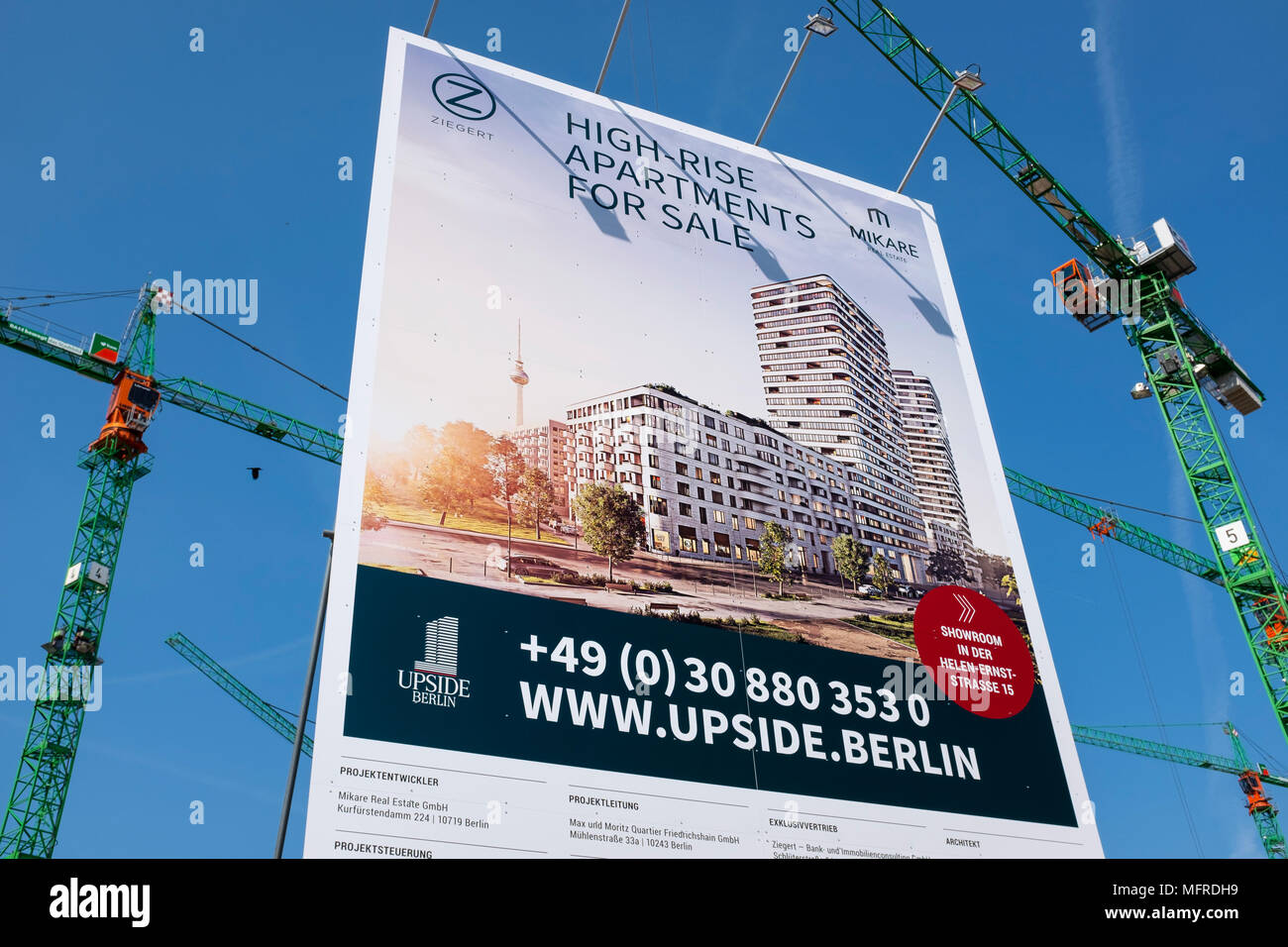 Nuovo lusso ad alto edificio di appartamenti (capovolto) in costruzione accanto a East Side Gallery di Friedrichshain di Berlino, Germania. Lo sviluppo di proprietà Foto Stock
