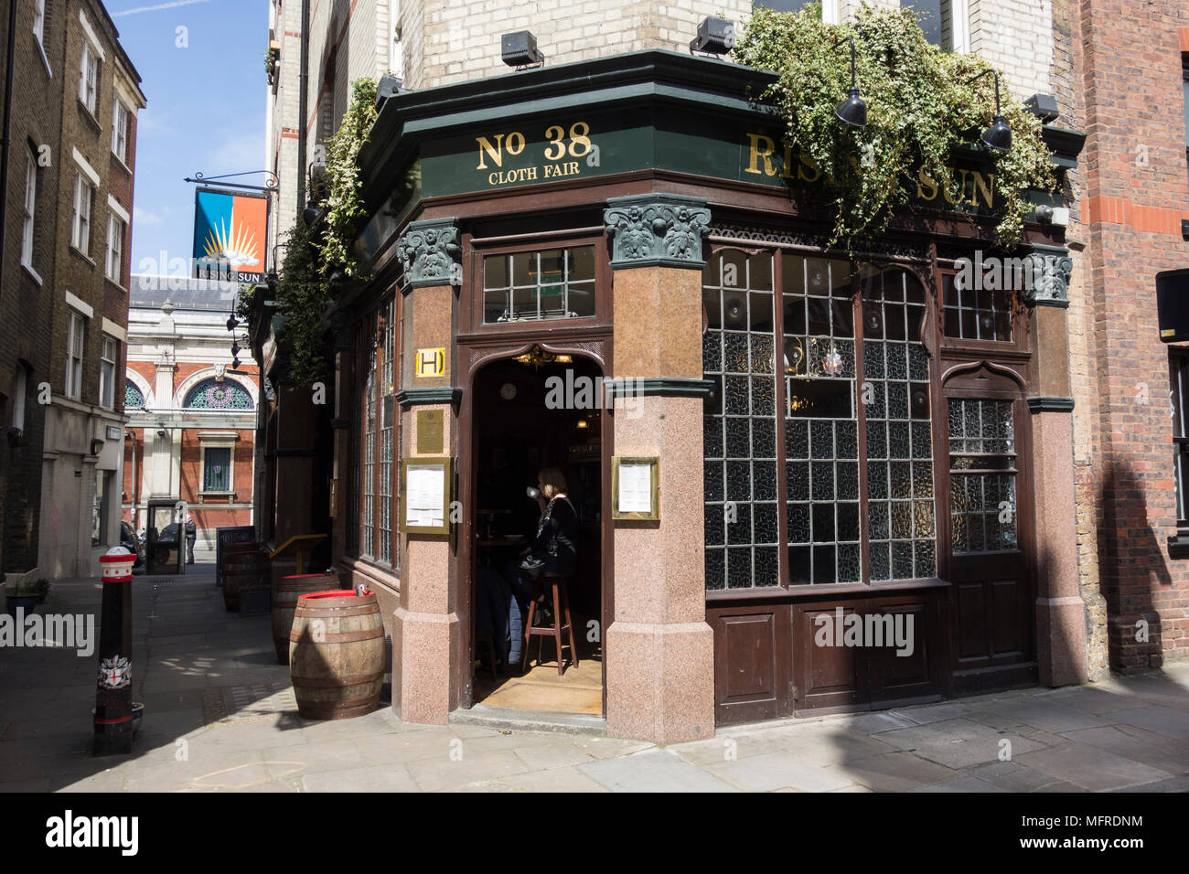 Il Rising Sun, un Samuel Smith casa pubblica sul panno, Fiera di Smithfield, London EC1, Regno Unito Foto Stock