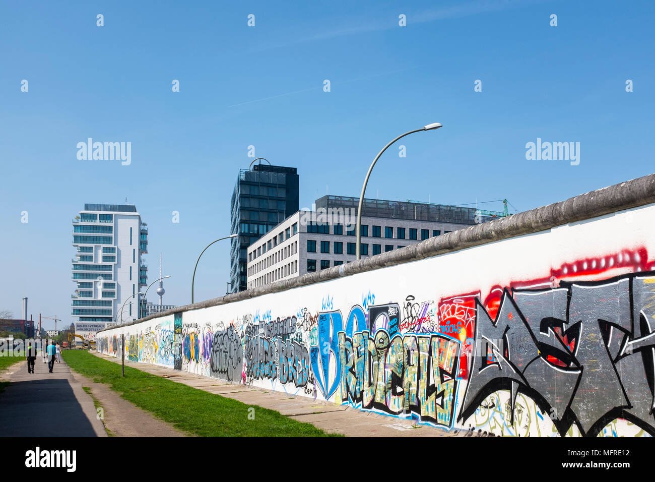 Vista della sezione originale del muro di Berlino in East Side Gallery di Friedrichshain di Berlino, Germania Foto Stock