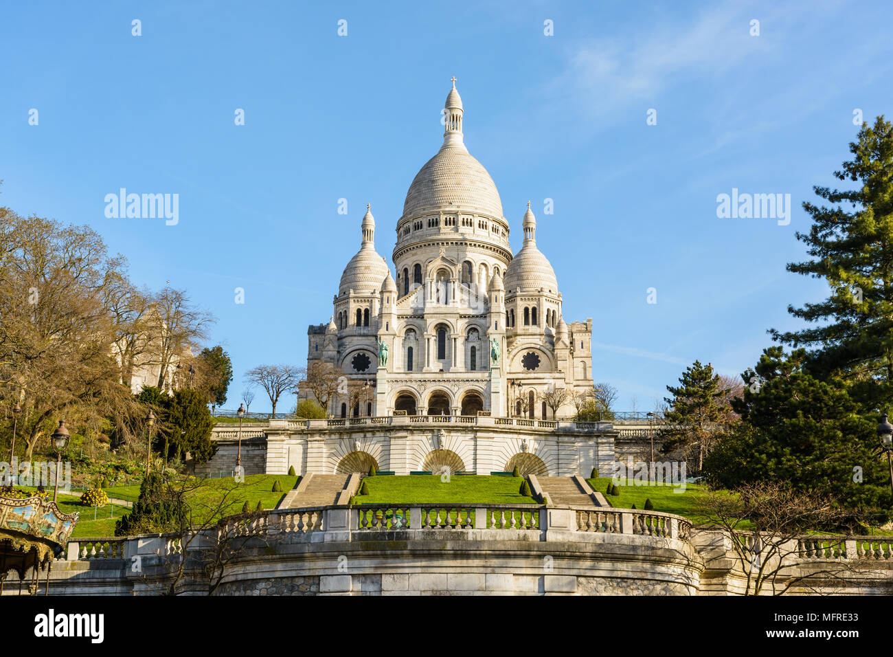 La basilica del Sacro Cuore di Parigi visto dalla parte inferiore della Louise Michel park, con la terrazza e le scale di primo piano nella molla. Foto Stock
