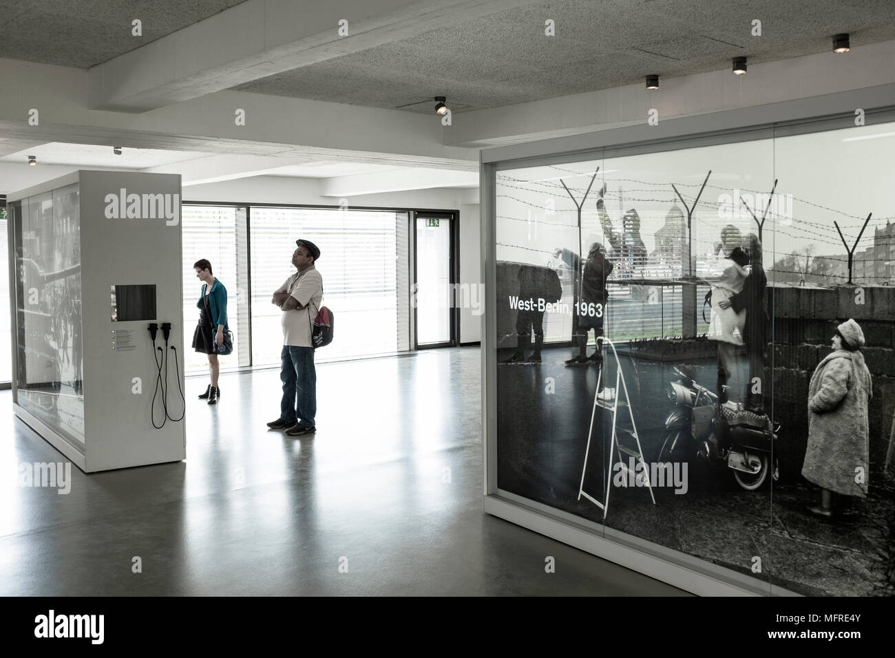 Mostra all'interno del centro visitatori presso il memoriale del Muro di Berlino su Bernauer Strasse , Berlino, Germania. Il Gedenkstštte Berliner Mauer Foto Stock