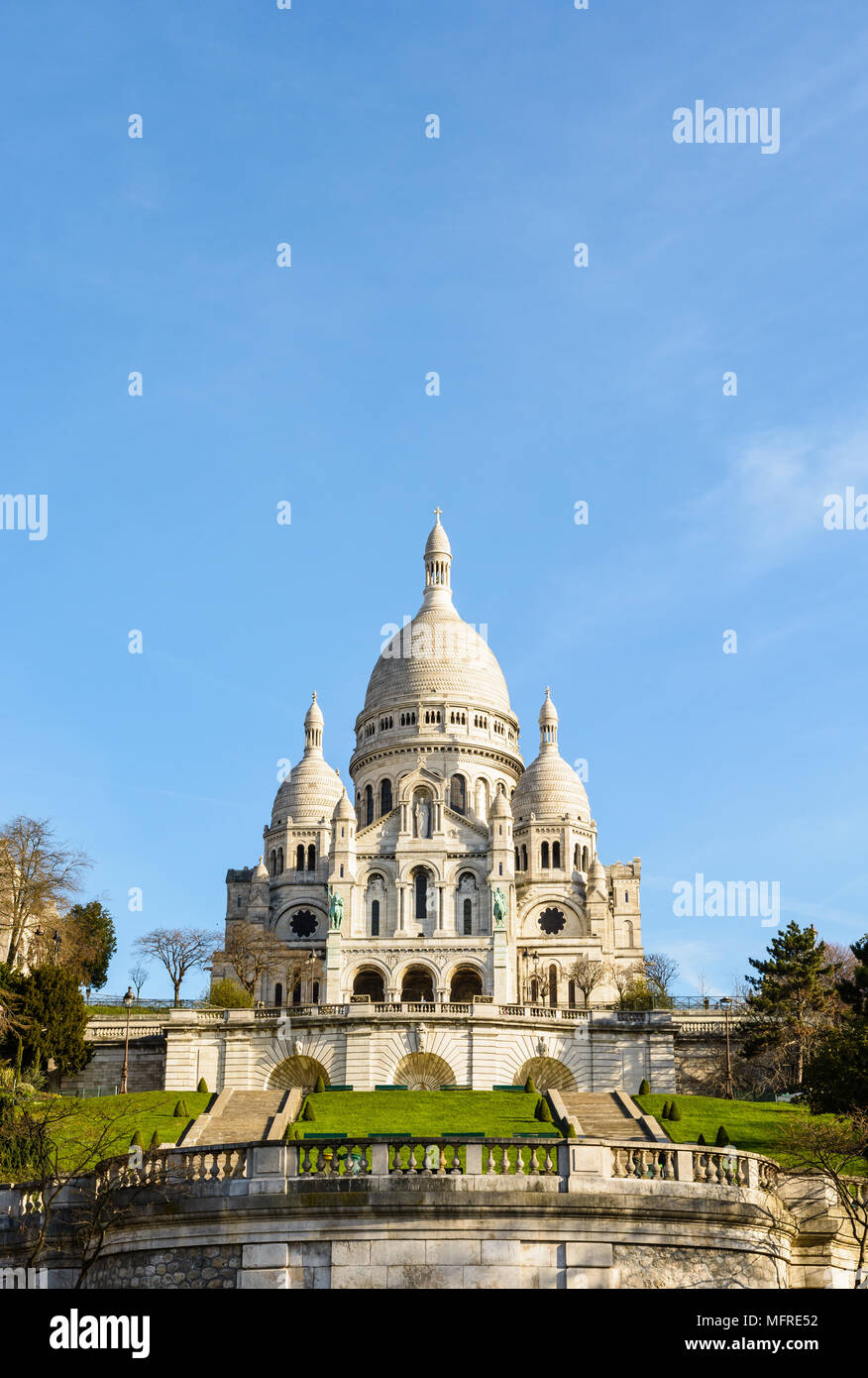 La basilica del Sacro Cuore di Parigi visto dalla parte inferiore della Louise Michel park, con la terrazza e le scale di primo piano nella molla. Foto Stock