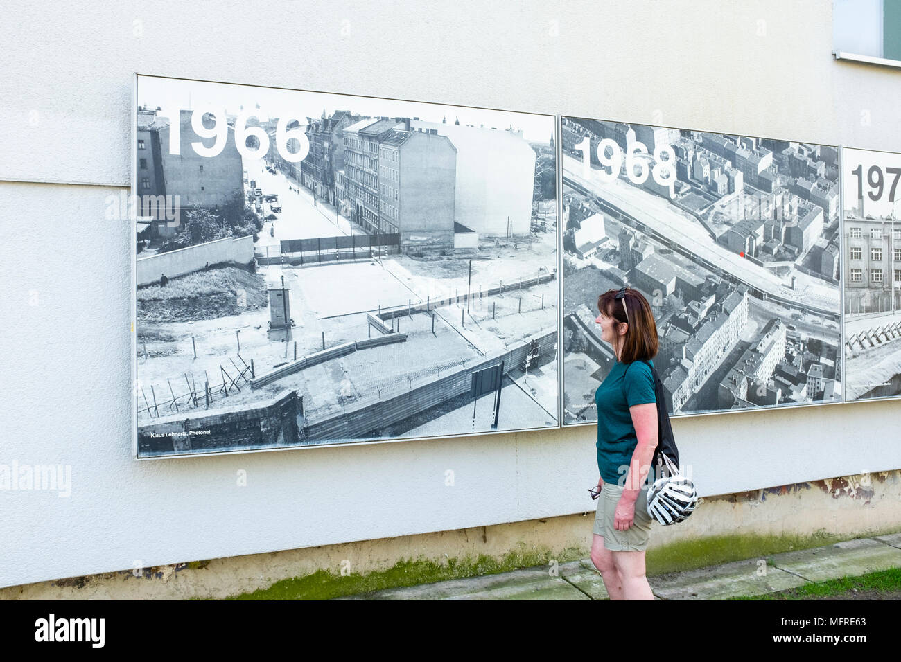 Fotografie storiche sulla costruzione al Memoriale del Muro di Berlino su Bernauer Strasse , Berlino, Germania. Il GedenkstŠtte Berliner Mauer commemora la divis Foto Stock