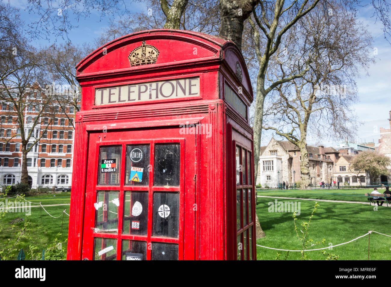 Un iconico telefono rosso scatola su Charterhouse Square, London EC1, Regno Unito Foto Stock