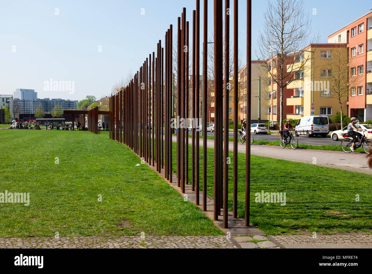 Scultura in acciaio che indica il percorso del muro al Memoriale del Muro di Berlino su Bernauer Strasse , Berlino, Germania. Il GedenkstŠtte Berliner Mauer commemora Foto Stock