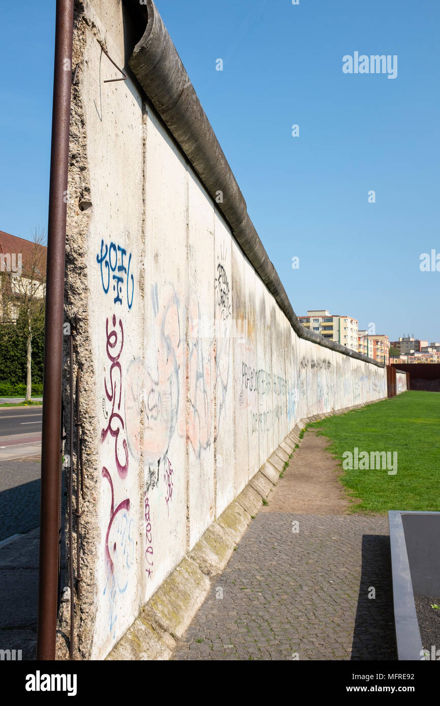 Sezione Originale della parete al Memoriale del Muro di Berlino su Bernauer Strasse , Berlino, Germania. Il GedenkstŠtte Berliner Mauer commemora la divisione di B Foto Stock