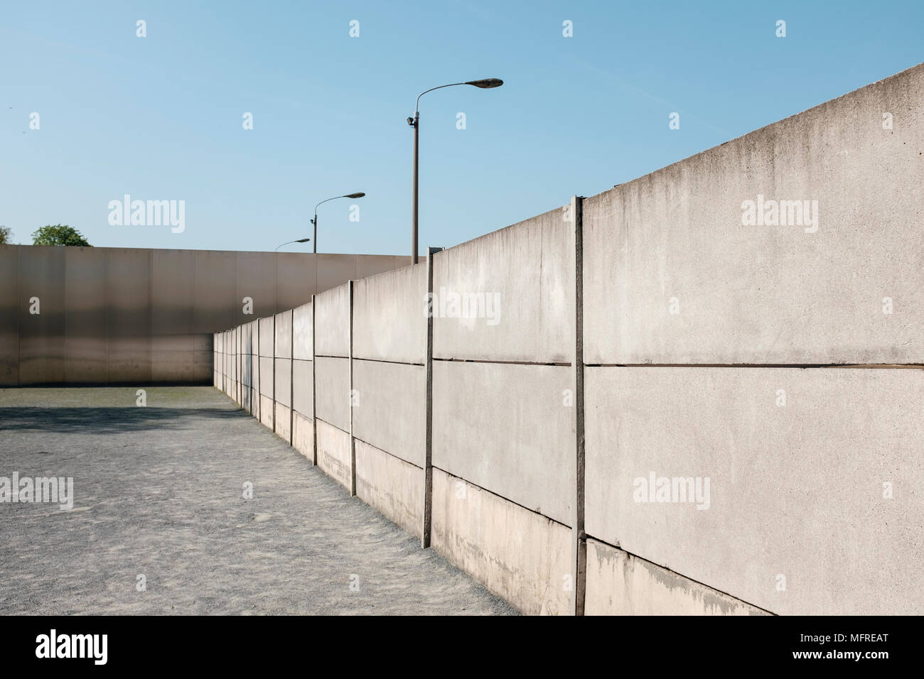Ricostruita la sezione del muro di Berlino con la striscia della morte e la torre di guardia al Memoriale del Muro di Berlino su Bernauer Strasse , Berlino, Germania. Il GedenkstŠtte Foto Stock
