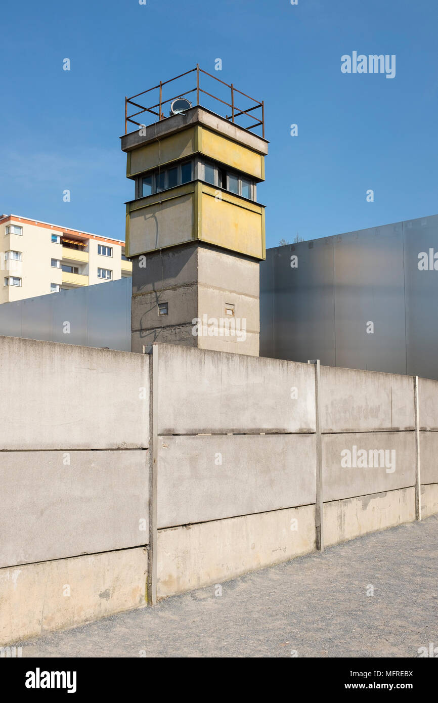 Ricostruita la sezione del muro di Berlino con la striscia della morte e la torre di guardia al Memoriale del Muro di Berlino su Bernauer Strasse , Berlino, Germania. Il GedenkstŠtte Foto Stock