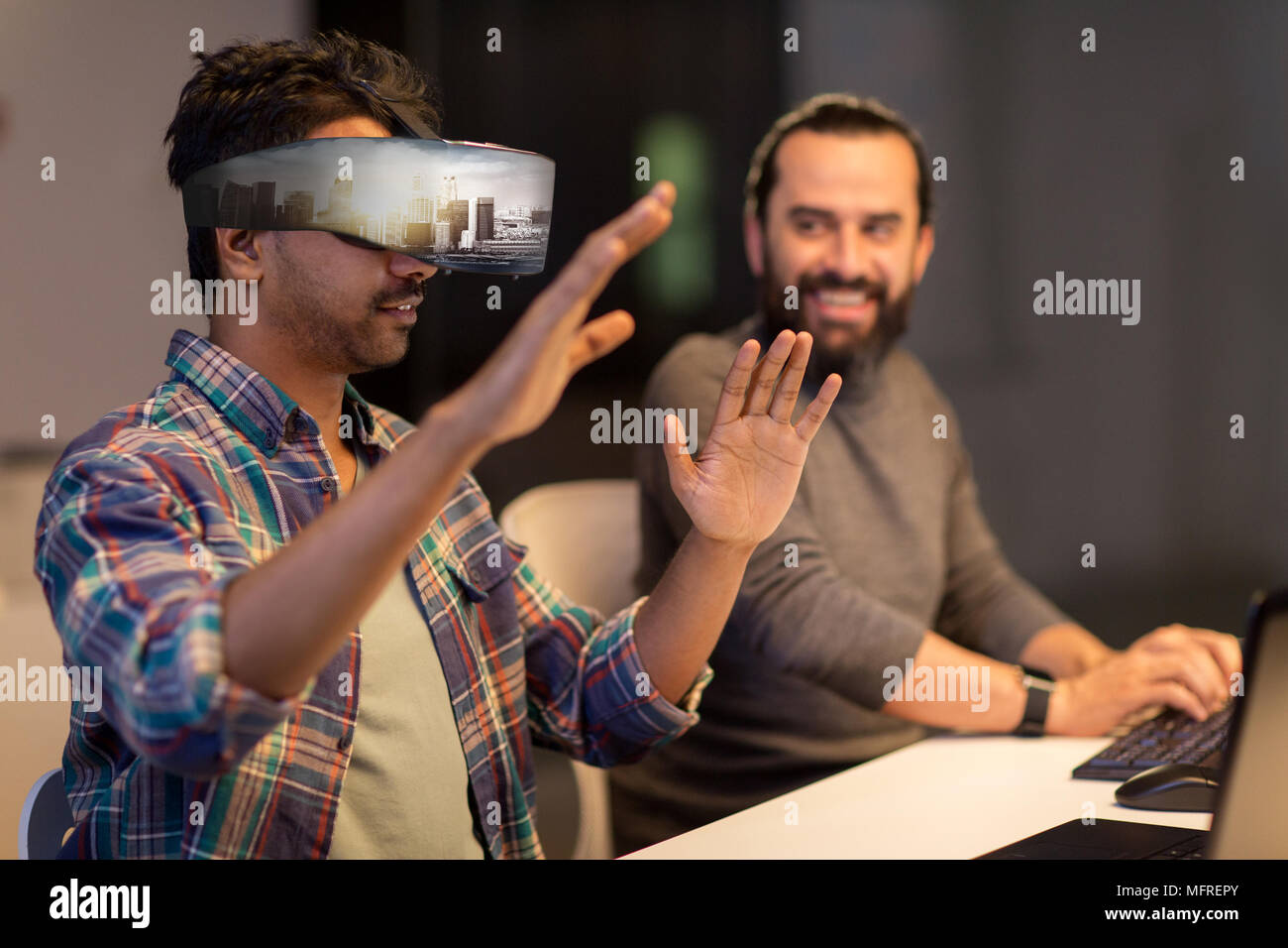 Gli sviluppatori con la realtà virtuale auricolare in ufficio Foto Stock