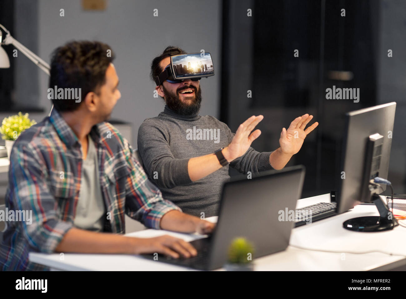 Gli sviluppatori con la realtà virtuale auricolare in ufficio Foto Stock