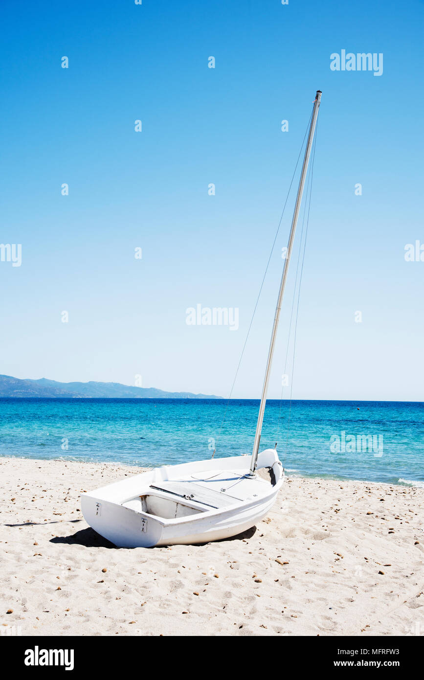 Una barca a vela elica nella sabbia bianca della spiaggia del Poetto di Cagliari, Sardegna, Italia Foto Stock