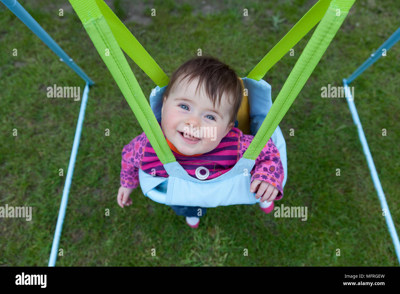 Baby sulla sedia di oscillazione all'aperto modello di rilascio PS-016 Foto Stock