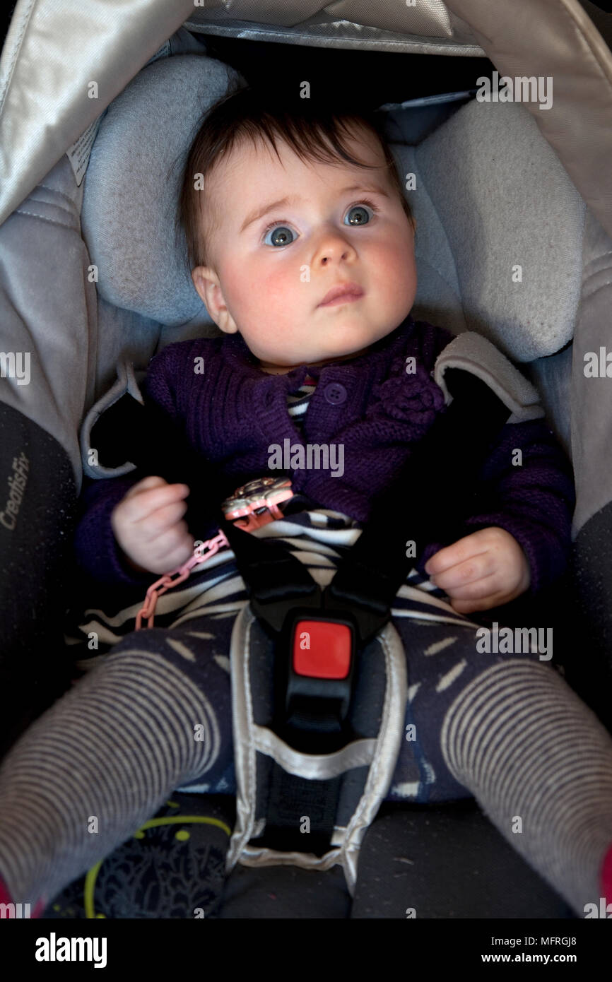 Baby strapped nel sedile di un'auto. Modello di Rilascio PS-016 Foto Stock