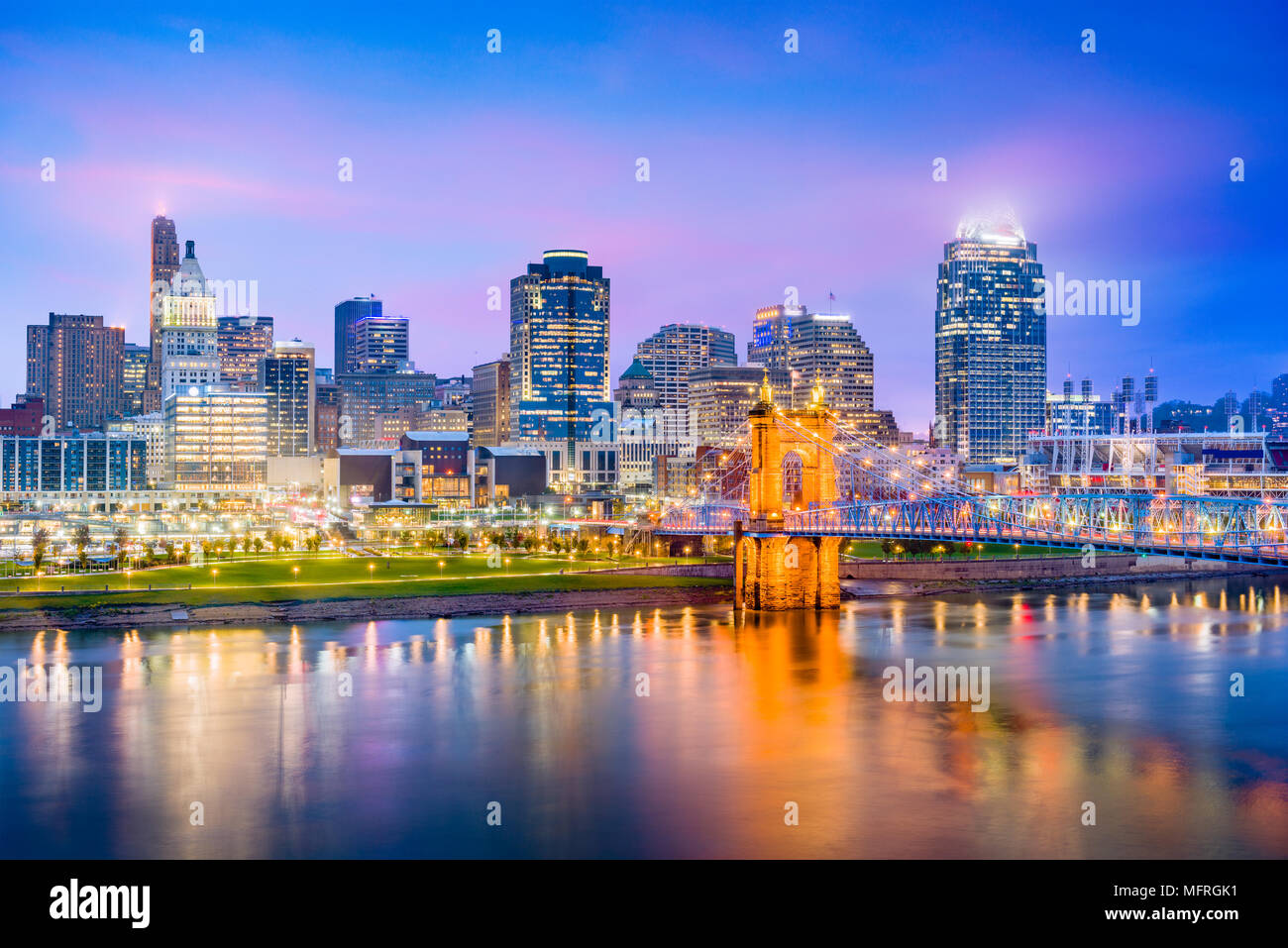 Cincinnati, Ohio, Stati Uniti d'America skyline sul fiume al tramonto. Foto Stock