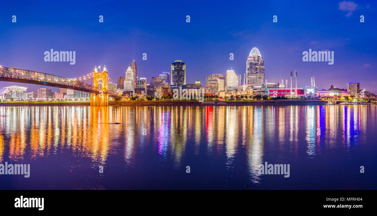 Cincinnati, Ohio, Stati Uniti d'America skyline sul fiume al tramonto. Foto Stock