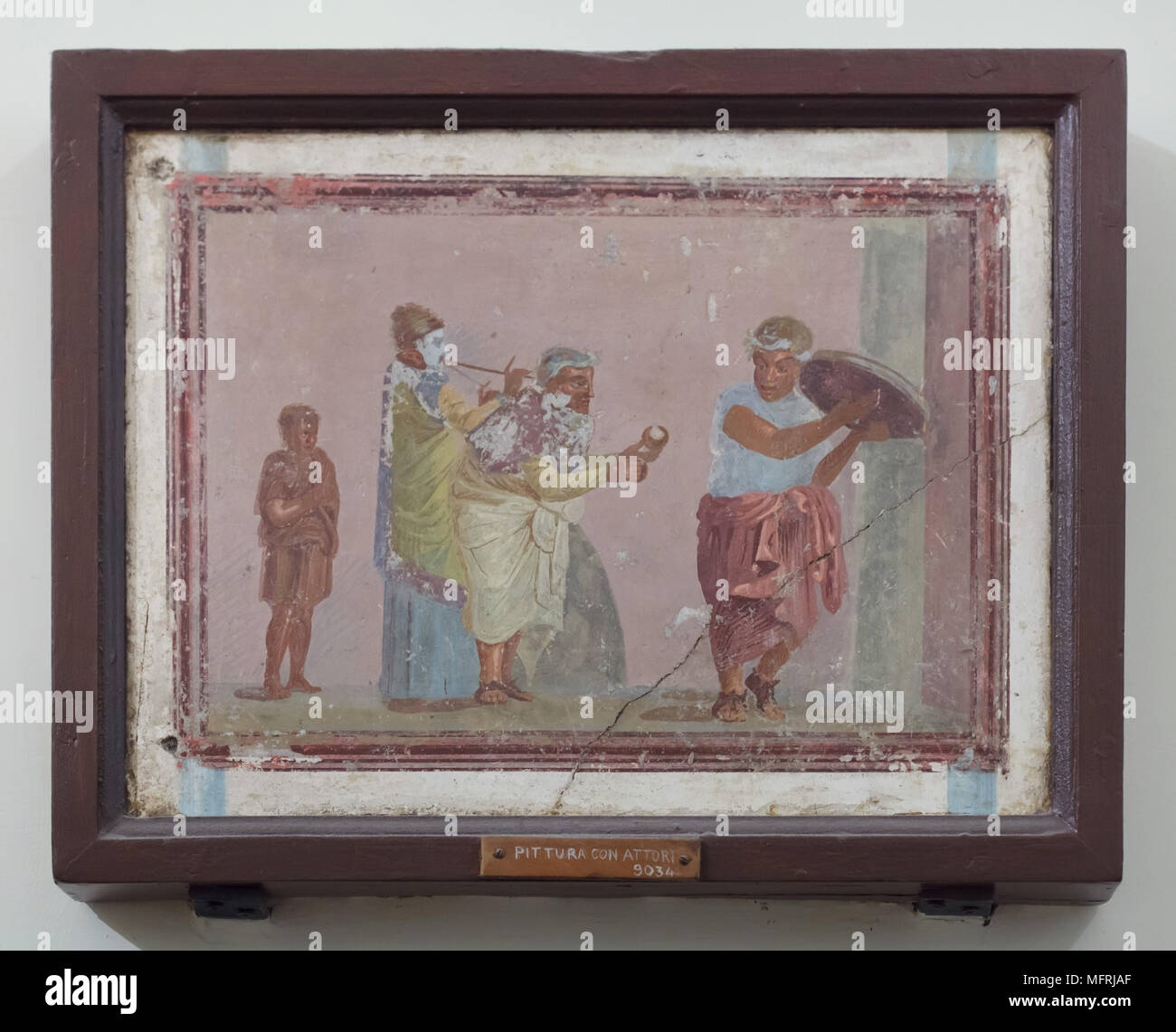 Commedia scena raffigurata in affresco Romano da Castellammare di Stabia, ora esposti nel Museo Archeologico Nazionale (Museo Archeologico Nazionale di Napoli) in Napoli, campania, Italy. Musicisti di strada sono raffigurati suonare strumenti musicali spesso collegati con il culto di Cibele: tamburello, piccoli cembali e doppio flauto (tibia). Il mosaico raffigura un episodio da una commedia, poiché le cifre sono indossare maschere teatrali. Foto Stock