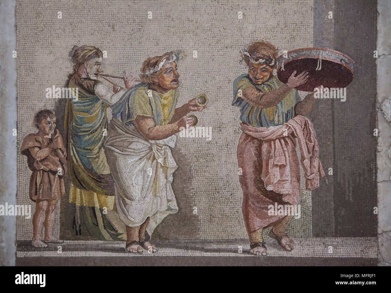 Commedia scena raffigurata nel mosaico romano da Villa de Cicero (Villa di Cicerone) a Pompei, ora esposti nel Museo Archeologico Nazionale (Museo Archeologico Nazionale di Napoli) in Napoli, campania, Italy. Musicisti di strada sono raffigurati suonare strumenti musicali spesso collegati con il culto di Cibele: tamburello, piccoli cembali e doppio flauto (tibia). Il mosaico raffigura un episodio da una commedia, poiché le cifre sono indossare maschere teatrali. Foto Stock