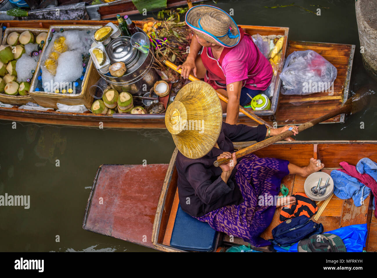 I venditori locali presso un mercato galleggiante in Thailandia Foto Stock