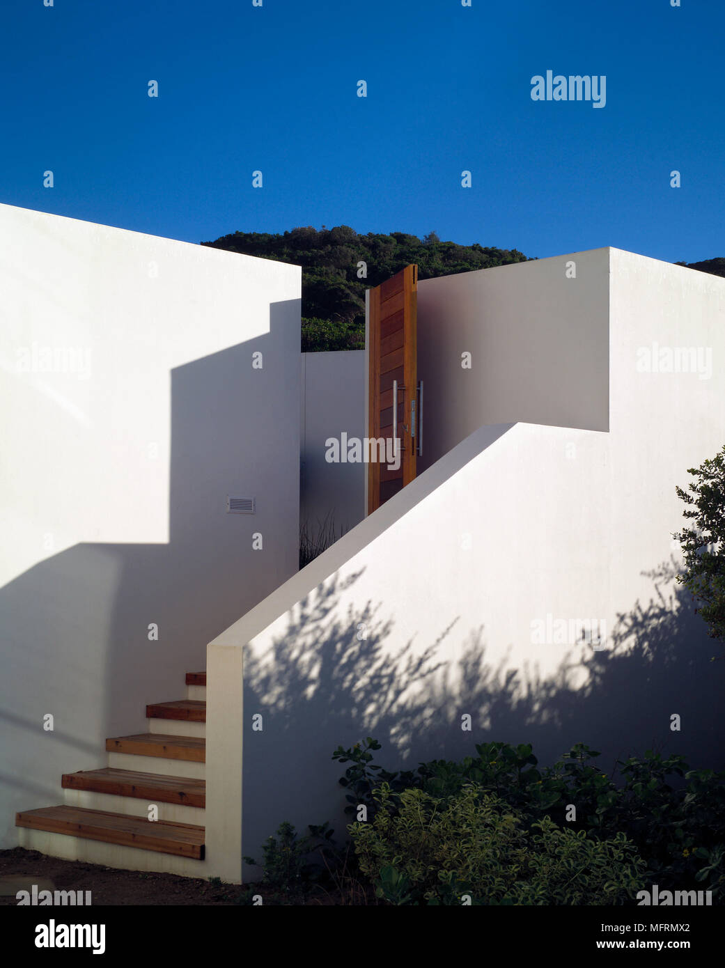 Un dettaglio della parte esterna di una casa moderna pareti dipinte di bianco passi Foto Stock