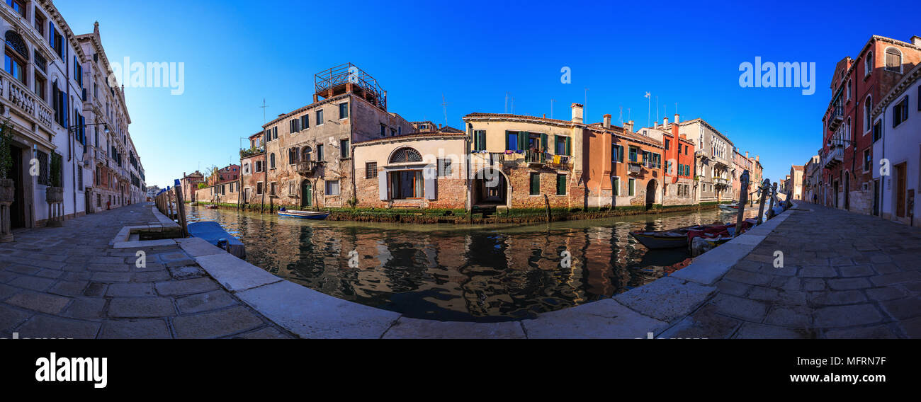 Panorama di un canale di Venezia, Italia. L'immagine è un panorama costituito da più foto Foto Stock