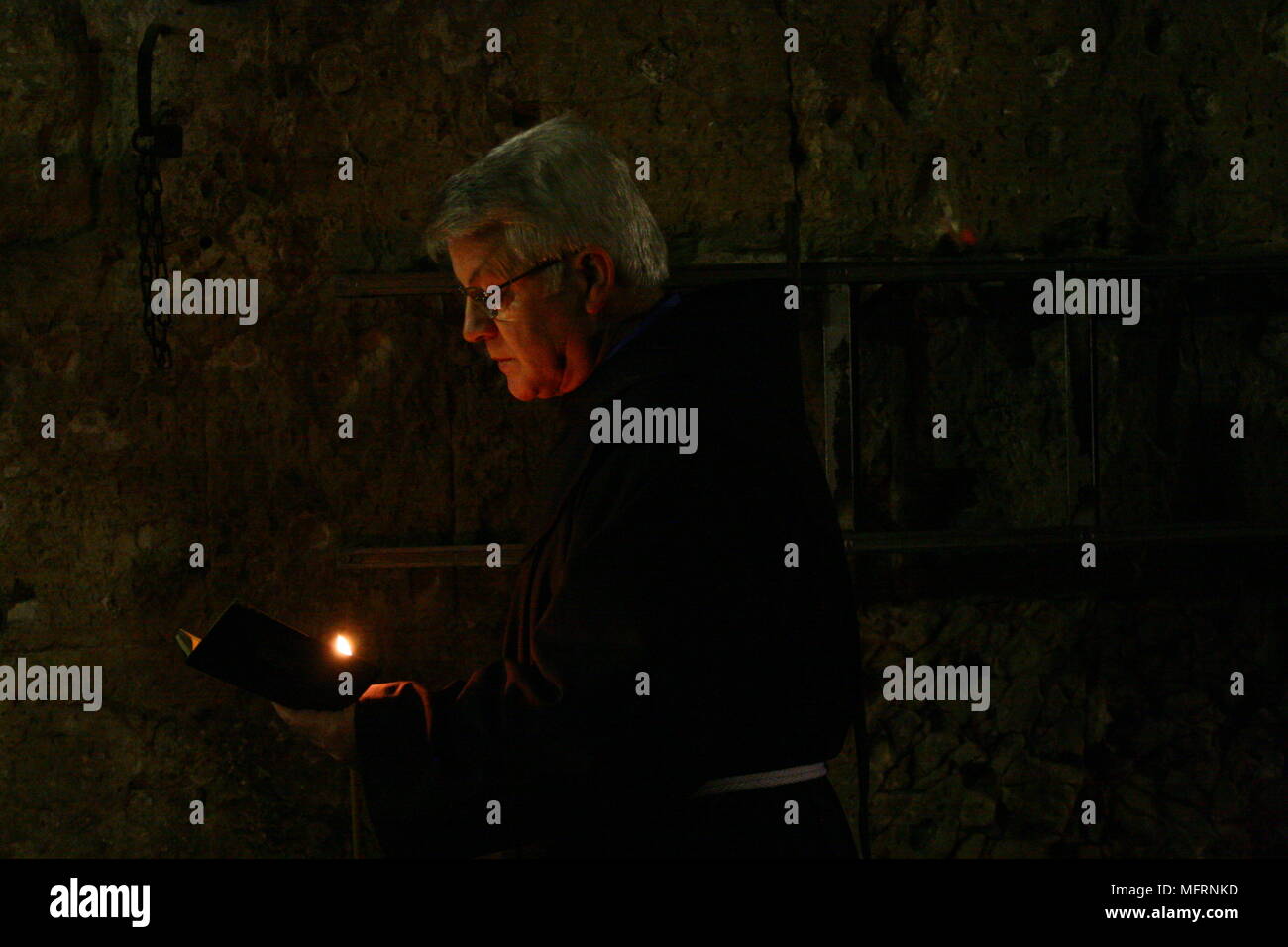 Pregando con cena a lume di candela a. Fotografato a l'interno della chiesa del Santo Sepolcro, la città vecchia di Gerusalemme, Israele Foto Stock