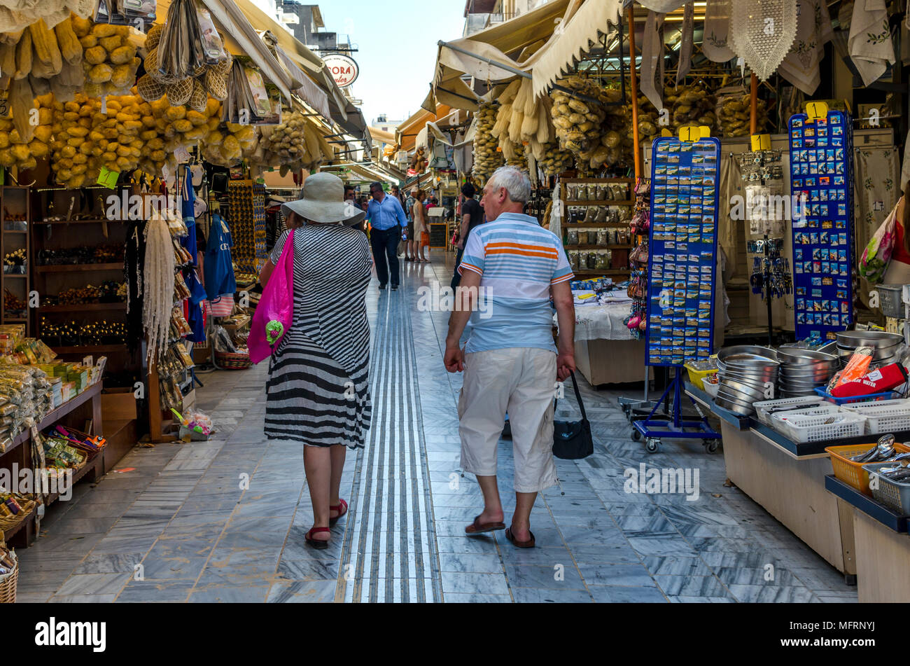 Heraklion, Creta / Grecia. Il tradizionale mercato centrale di Heraklion. Esso ospita negozi di souvenir, vestiti e scarpe, frutti, macellai etc Foto Stock