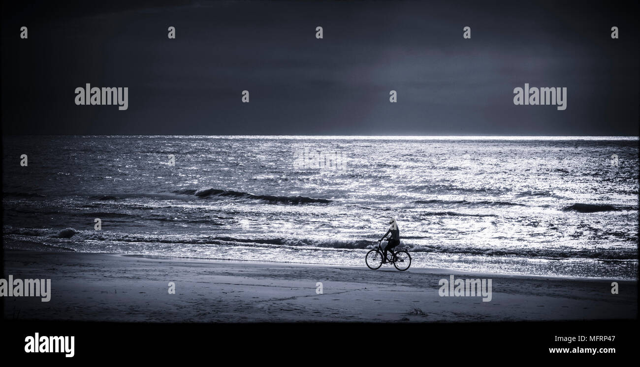 I ciclisti su di una spiaggia di sabbia, Mar Baltico, Verbelnieki, Lettonia Foto Stock