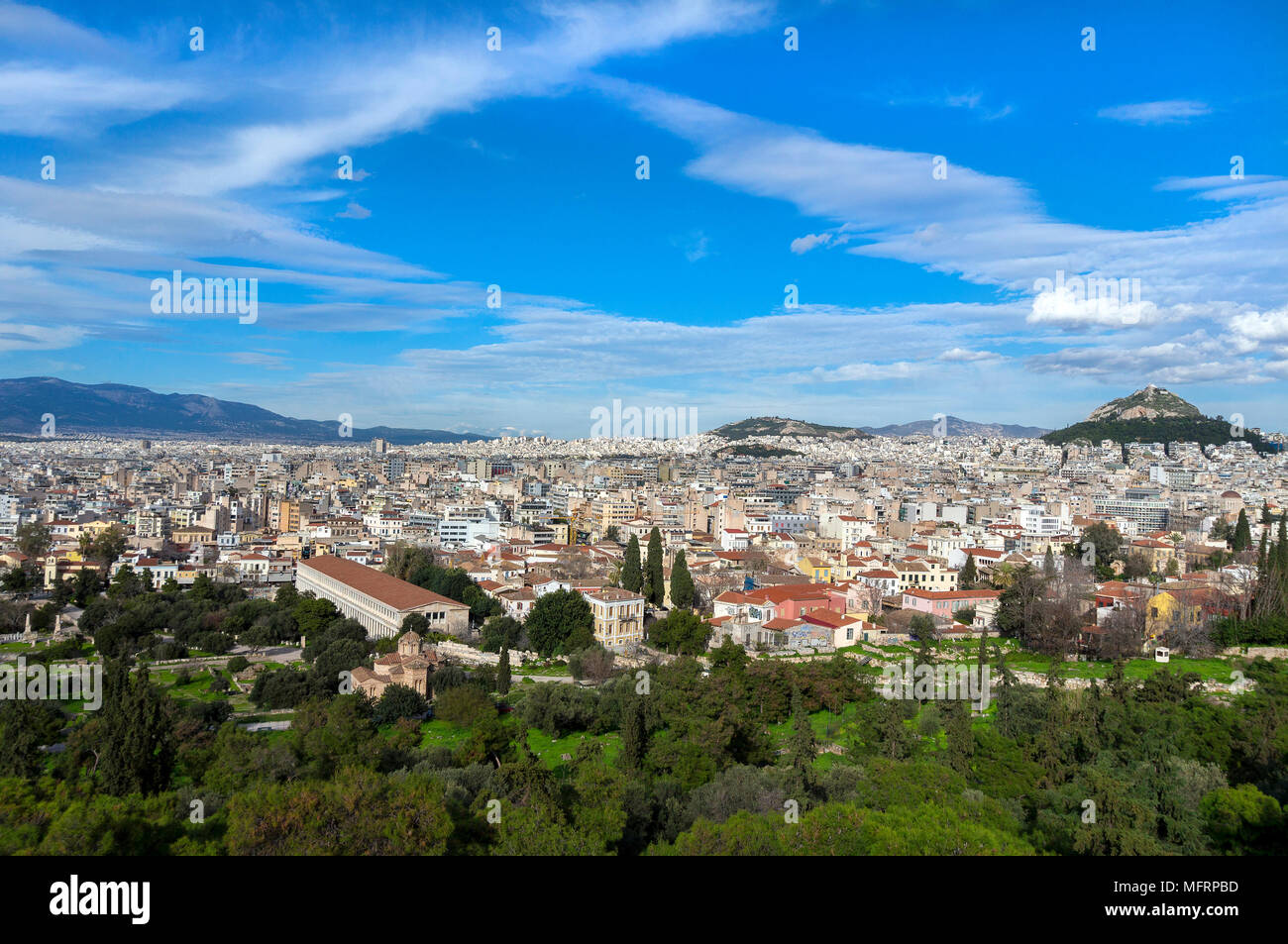 Atene, Grecia. Vista panoramica della città di Atene come visto dal punto di osservazione di areopago hill in Plaka, l'Acropoli Foto Stock