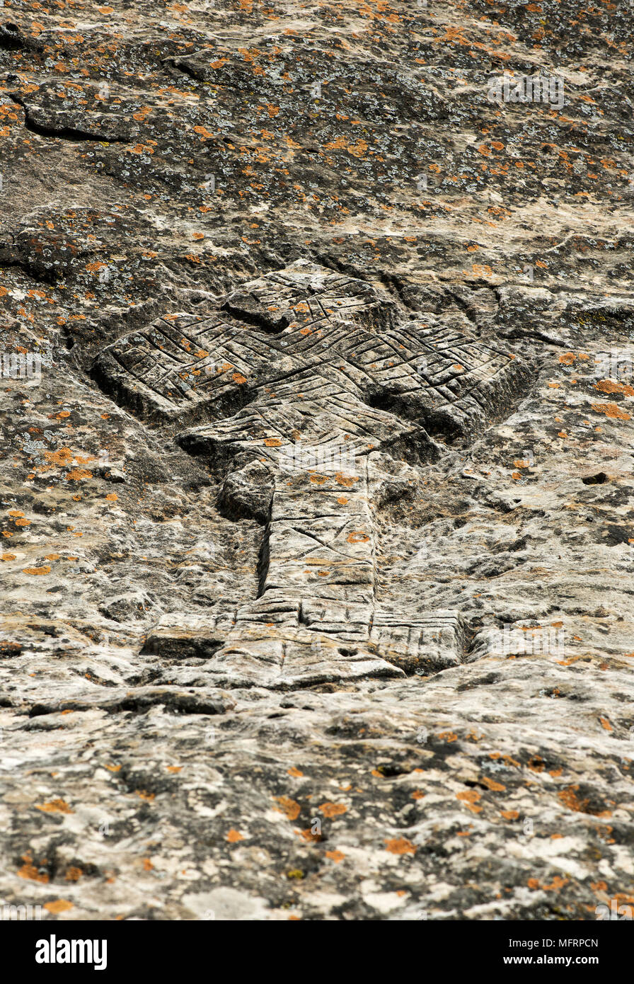 Etiope-croce ortodossa scolpiti in pietra presso la chiesa ortodossa di chiesa rupestre di Mikael Mellehayzengi, Tsaeda Amba, Tigray, Etiopia Foto Stock