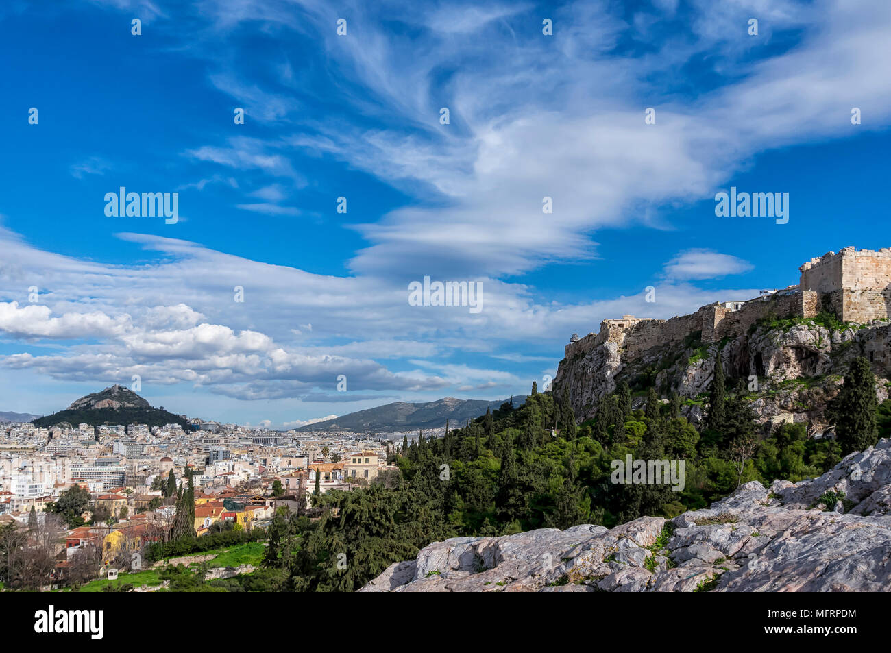 Atene, Grecia. Vista panoramica della città di Atene, dall'Acropoli, Lycabettus come visto dal punto di osservazione di areopago hill in Plaka Foto Stock