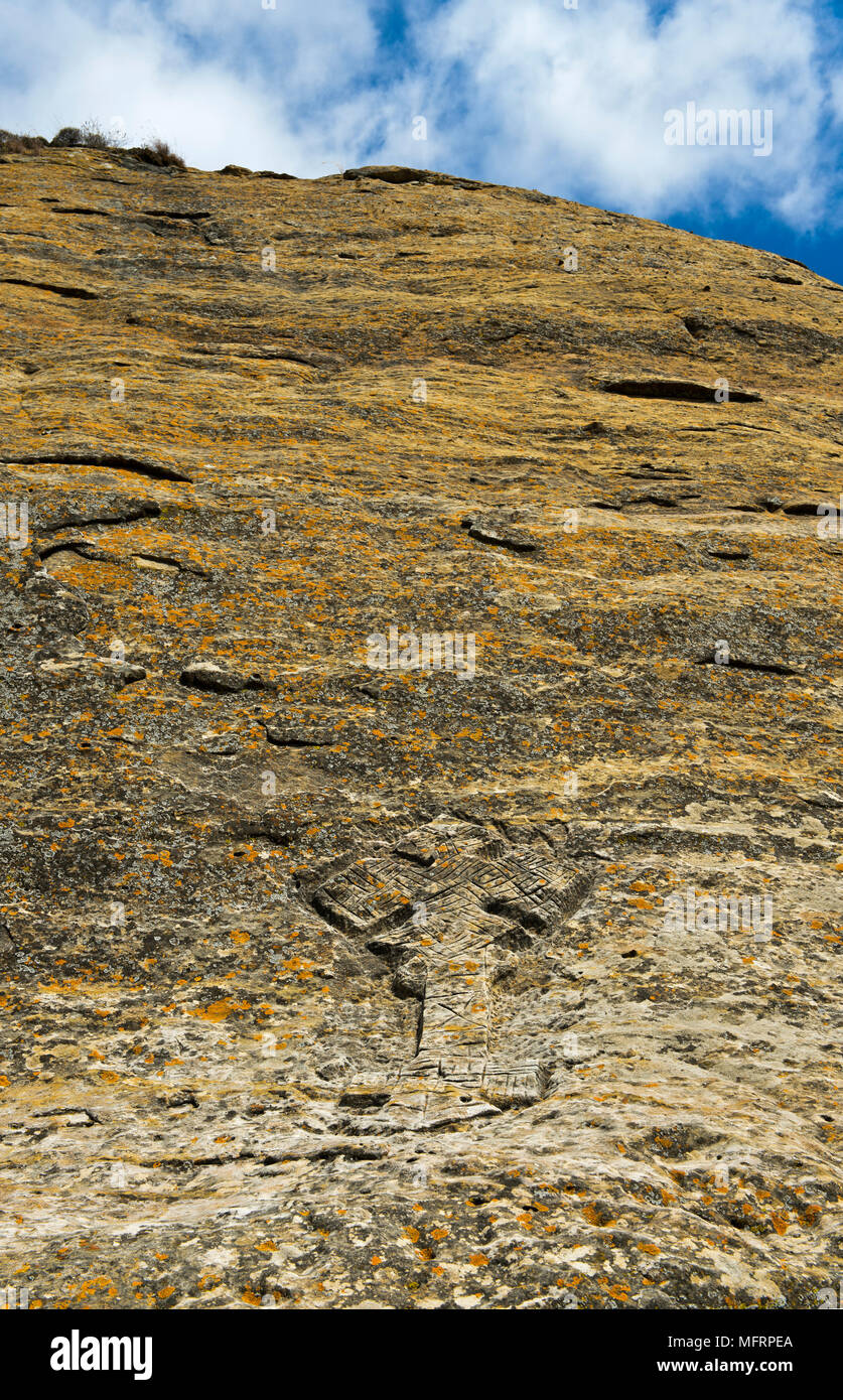 Etiope-croce ortodossa scolpiti in pietra, presso la chiesa ortodossa di chiesa rupestre di Mikael Mellehayzengi, Tsaeda Amba, Tigray, Etiopia Foto Stock