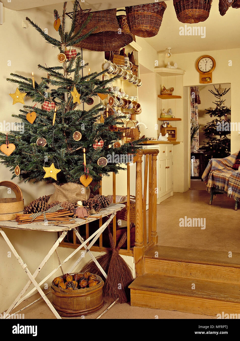 Albero Di Natale Con Fotografie Appese.Paese Corridoio Dettaglio Con Cestelli Appesi Gradini In Legno E Un Albero Di Natale Decorato Su Un Tavolo In Metallo Foto Stock Alamy