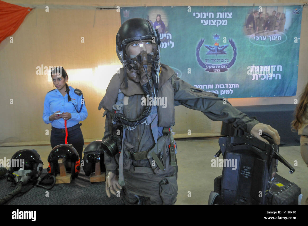 Un modello che indossa una forza aerea israeliana pilota della tuta di volo Foto Stock