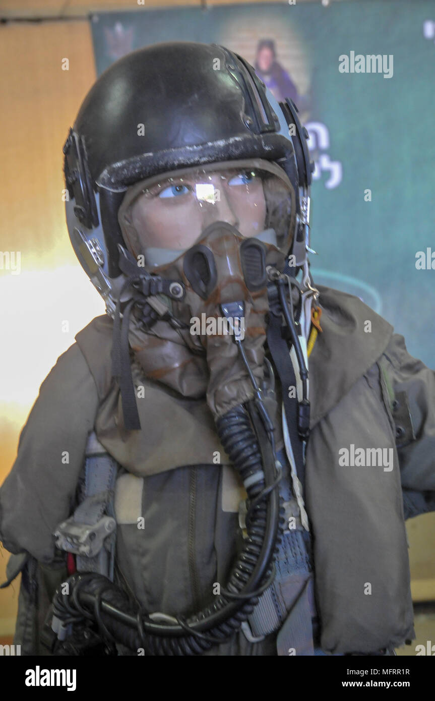 Un modello che indossa una forza aerea israeliana pilota della tuta di volo Foto Stock
