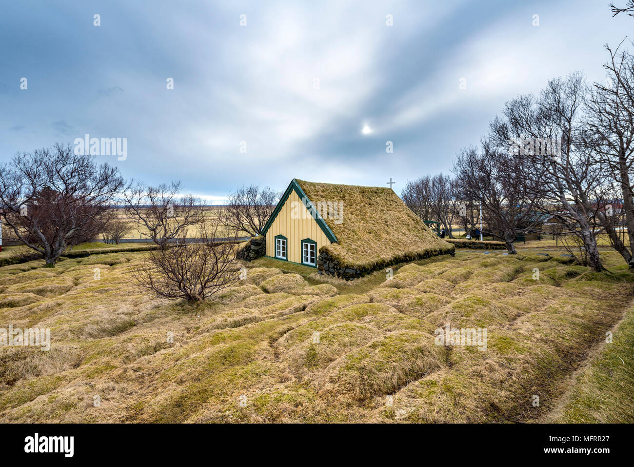 Chiesa Hofskirkja con tetto di erba e di tombe ricoperte di erba, Öraefi regione Sud Islanda Islanda Foto Stock