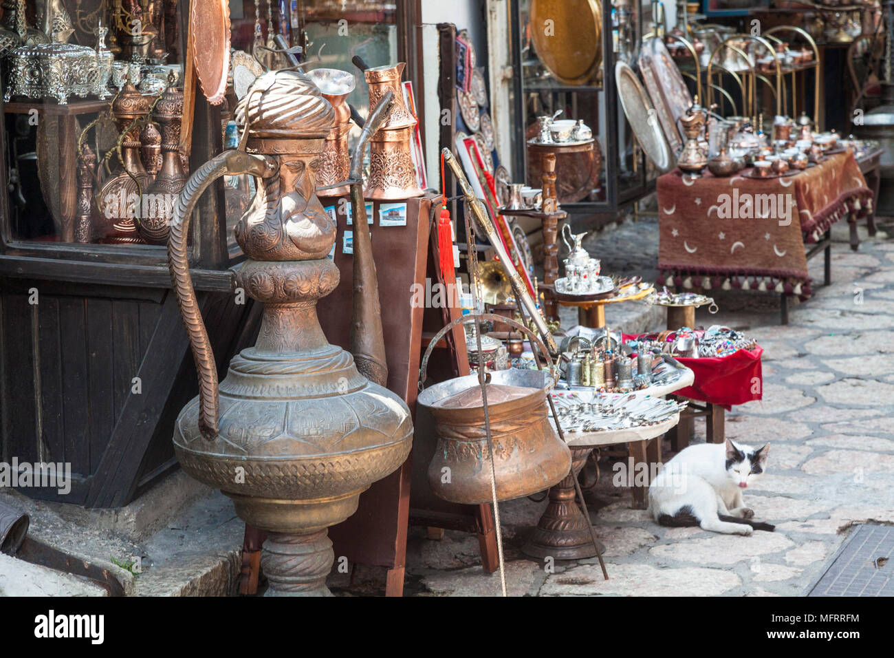 Un turista souvenir shop vendere mercanzia di rame a Sarajevo, Bosnia ed Erzegovina Foto Stock