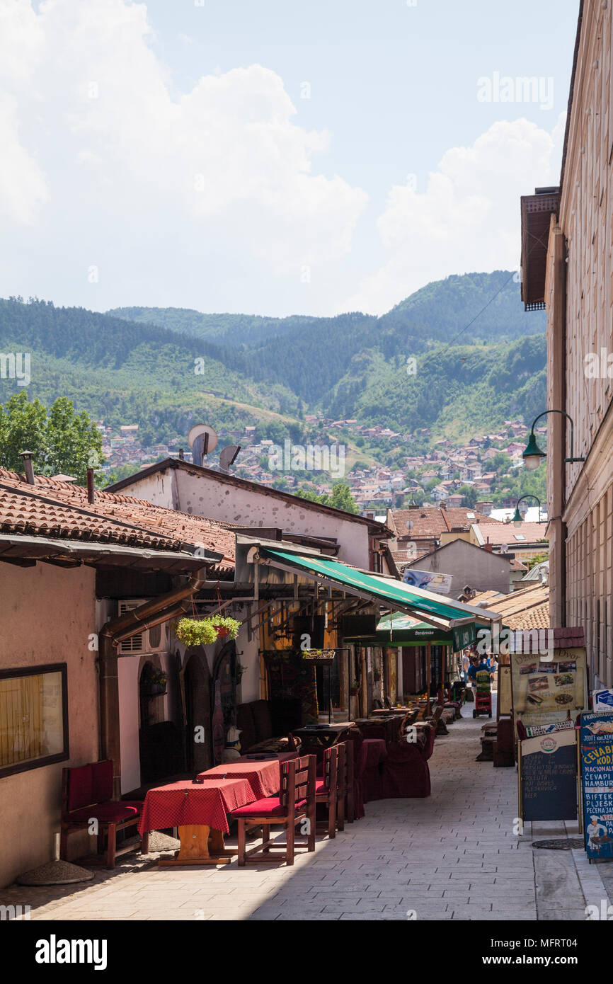 Vista verso le Alpi dinariche da un vicolo nella vecchia città di Sarajevo, Bosnia ed Erzegovina Foto Stock