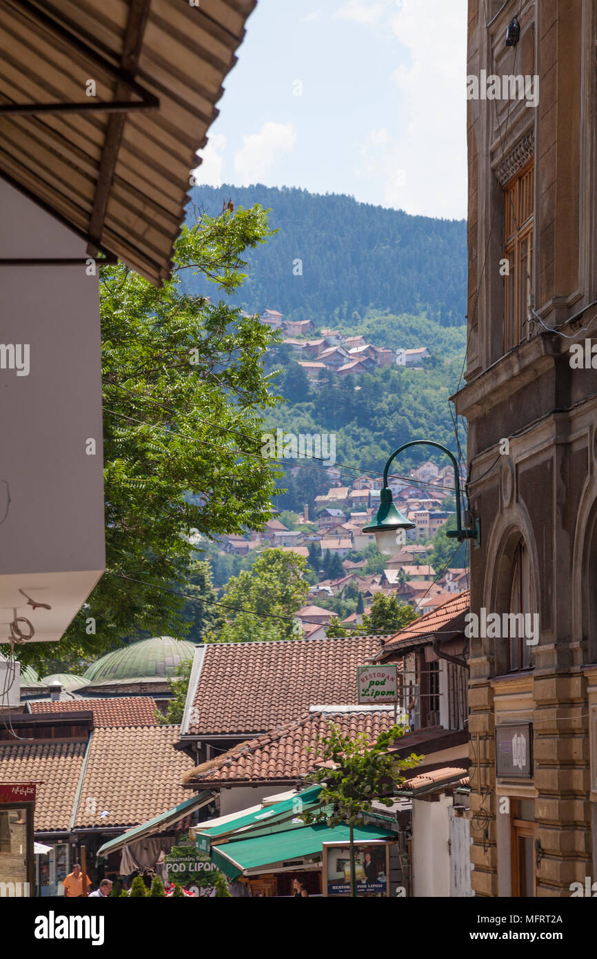 Vista verso le Alpi dinariche da un vicolo nella vecchia città di Sarajevo, Bosnia ed Erzegovina Foto Stock