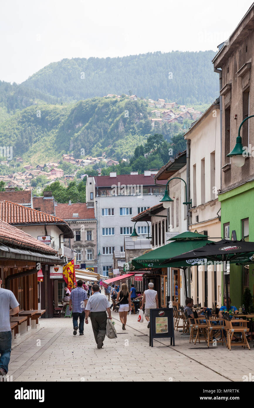 Vista verso le Alpi dinariche dalla vecchia città di Sarajevo, Bosnia ed Erzegovina Foto Stock