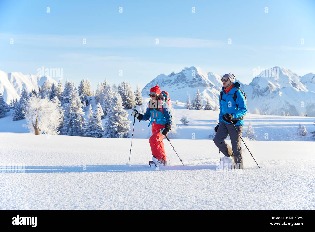 Escursioni con le racchette da neve, escursioni nel paesaggio invernale, Simmering Alm, Obsteig, Mieming, Tirolo, Austria Foto Stock