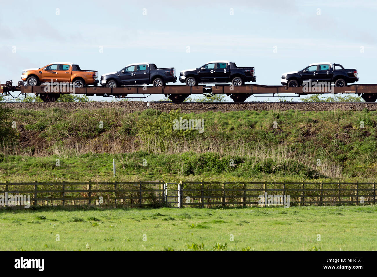 Nuova Ford Ranger Wildtrak veicoli trasportati per ferrovia, Warwickshire, Regno Unito Foto Stock