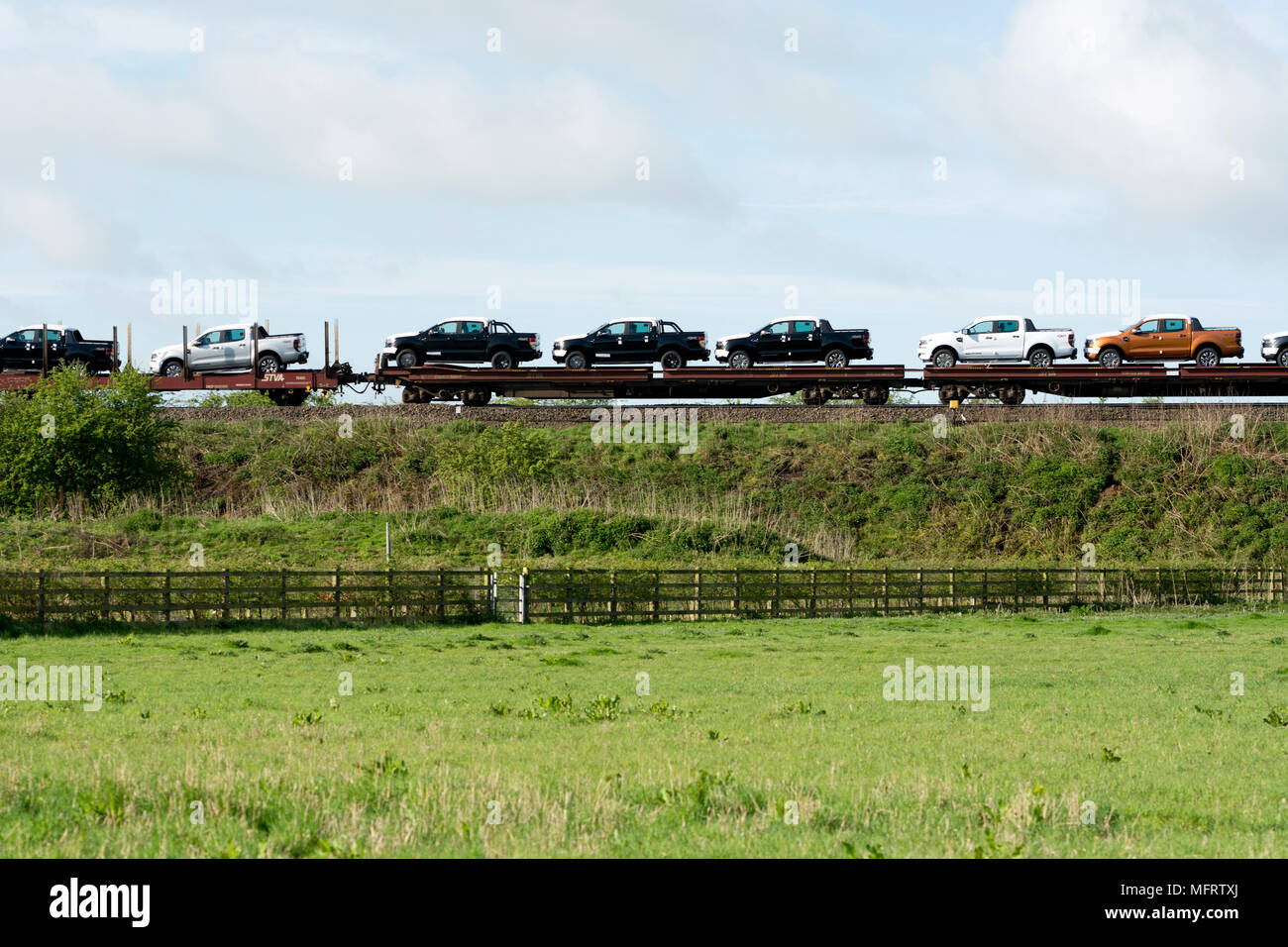 Nuova Ford Ranger Wildtrak veicoli trasportati per ferrovia, Warwickshire, Regno Unito Foto Stock