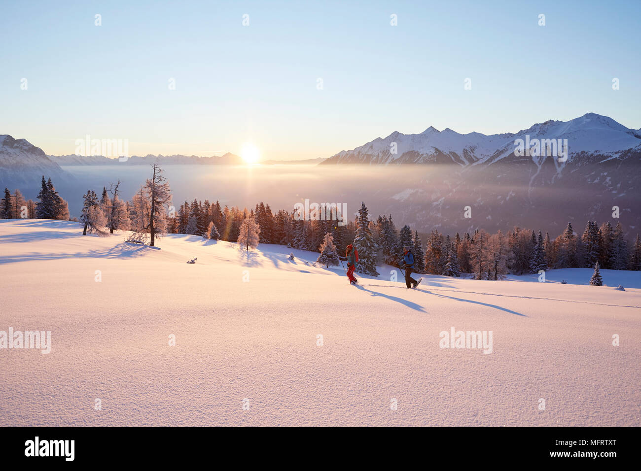 Escursioni con le racchette da neve, escursioni nel paesaggio invernale, Simmering Alm, Obsteig, Mieming, Tirolo, Austria Foto Stock