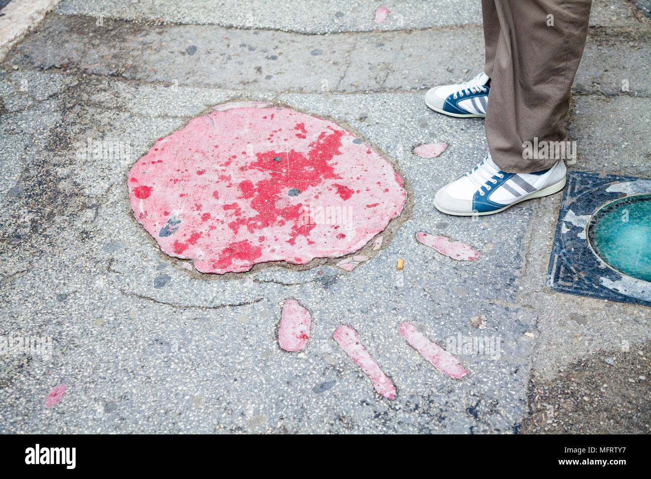 Una rosa di Sarajevo che commemora la morte di civili da assedio di Sarajevo in Bosnia e Erzegovina Foto Stock