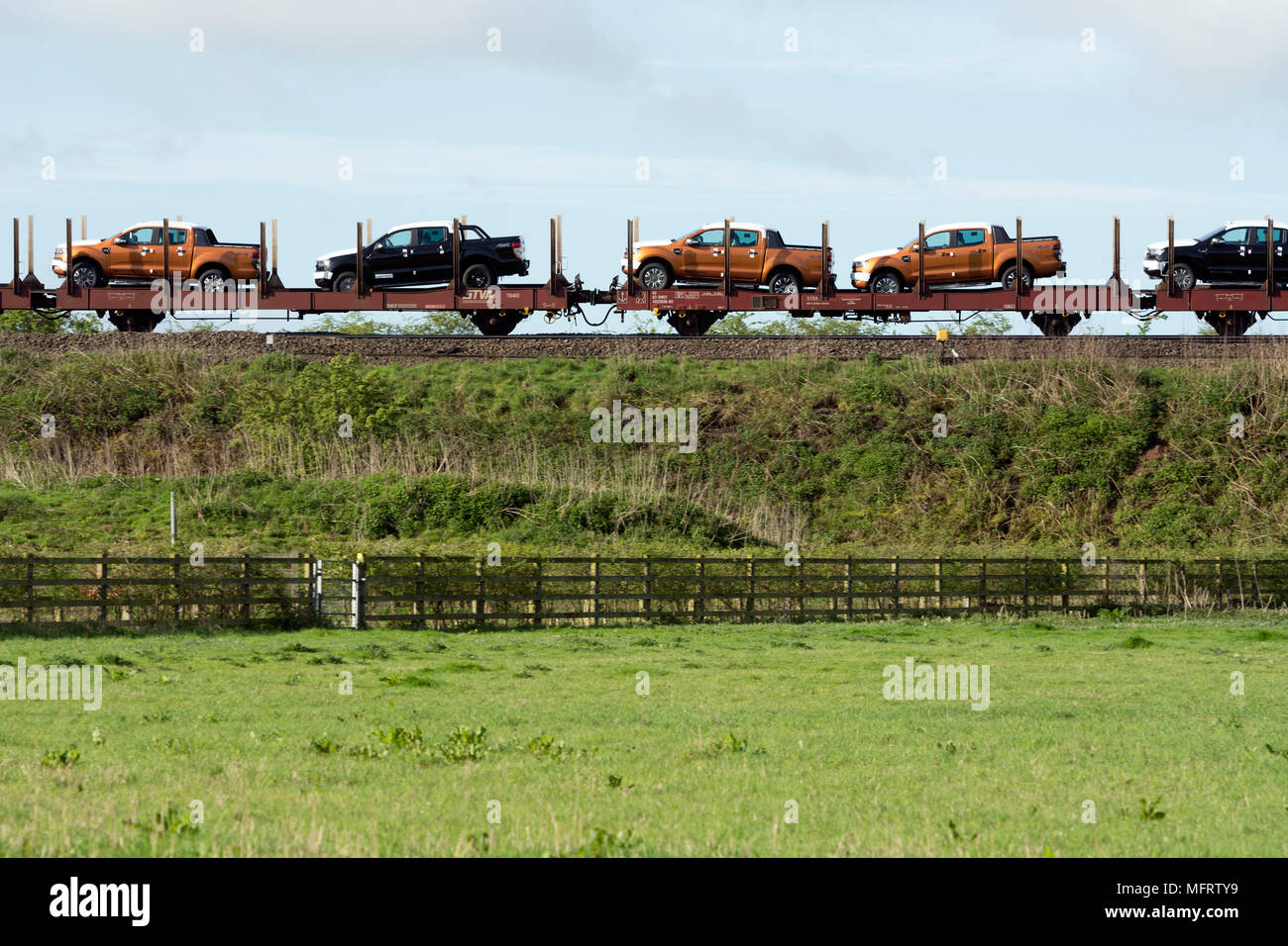 Nuova Ford Ranger Wildtrak veicoli trasportati per ferrovia, Warwickshire, Regno Unito Foto Stock